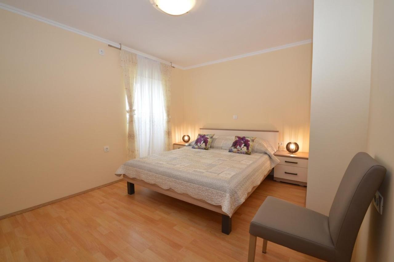 Apartment Hrasta Vrana  Exteriör bild
